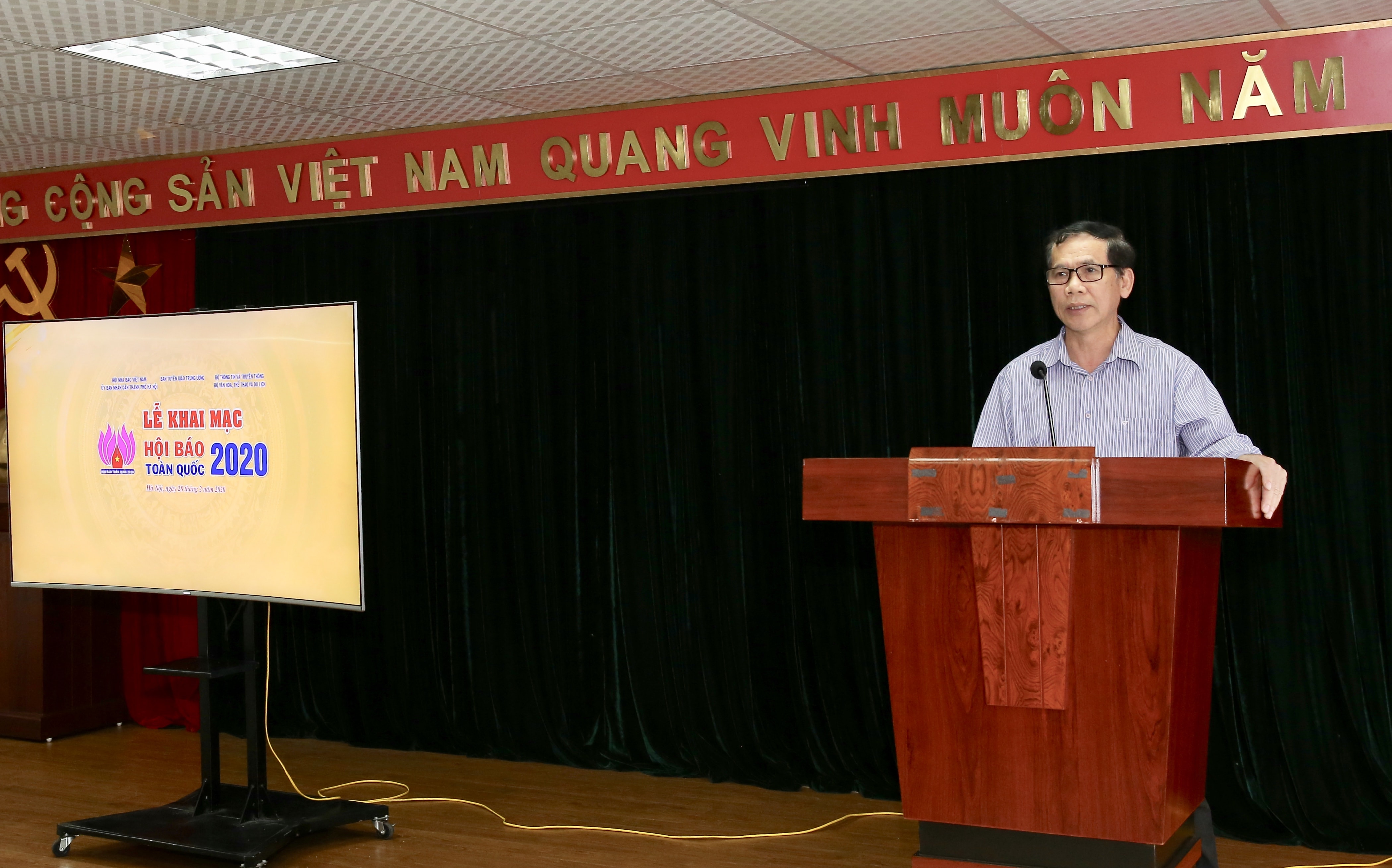 Ông Nguyễn Thế Dũng, Giám đốc Nhà Văn hóa Hội Nhà báo Việt Nam, Phó Trưởng Ban Tổ chức Hội Báo toàn quốc 2020 trình bày báo cáo tình hình triển khai công tác tổ chức Hội Báo toàn quốc 2020. Ảnh: Sơn Hải