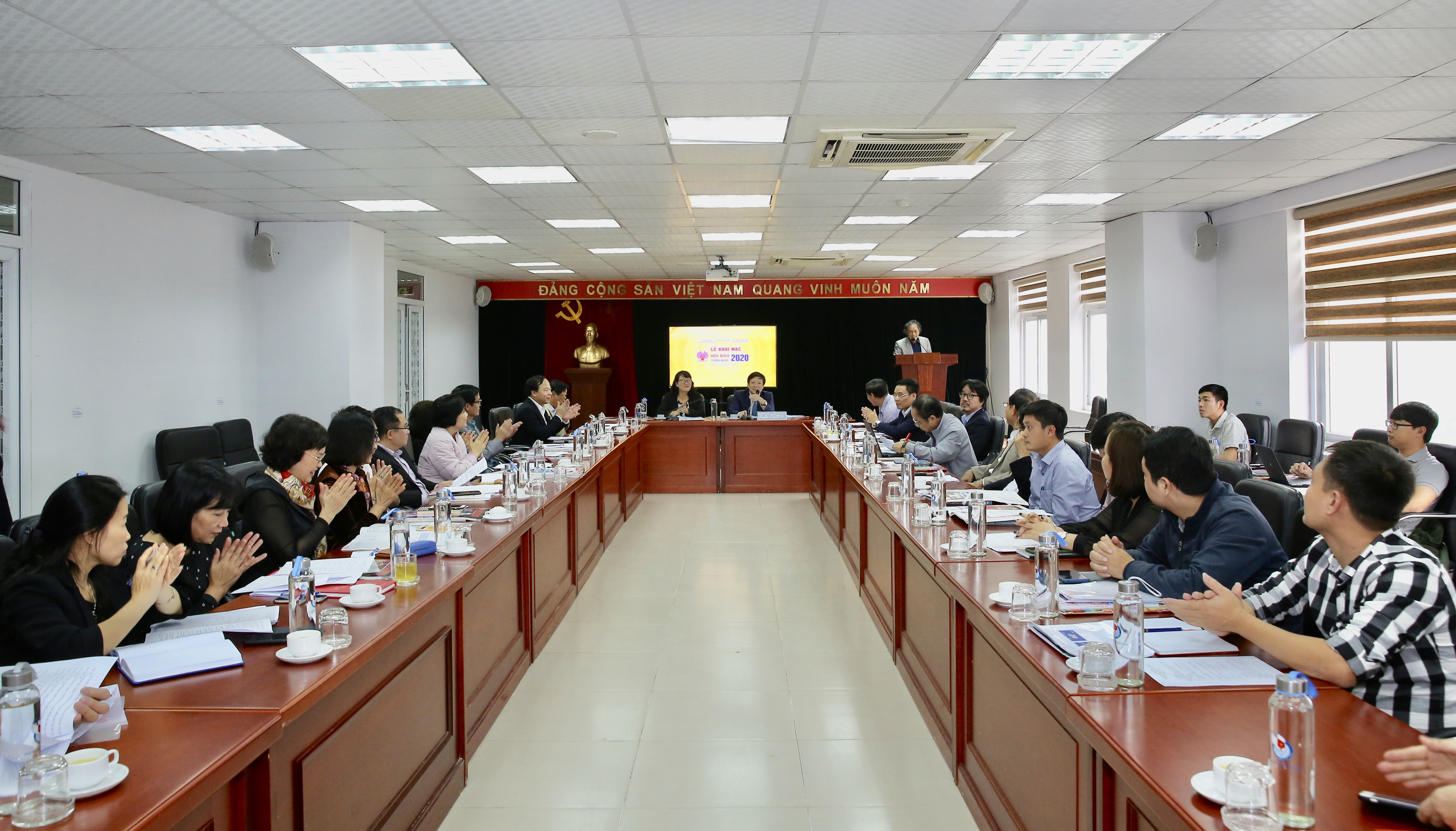 Cuộc họp có sự góp mặt đông đảo của nhiều đơn vị các Bộ, Ban, Ngành. Ảnh: Sơn Hải