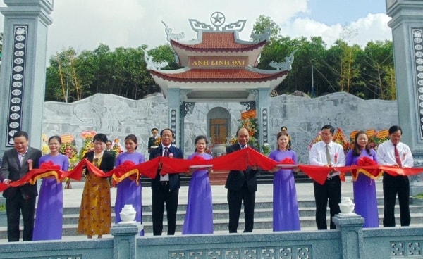 Thủ tướng Chính phủ Nguyễn Xuân Phúc cắt băng khánh thành Đền thờ Liệt sĩ Núi Quế - Anh Linh đài. Ảnh: TNMT