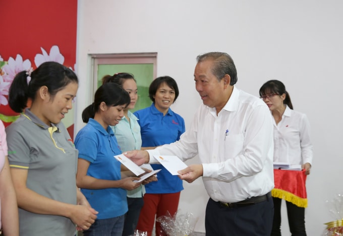 Phó Thủ tướng Trương Hoà Bình tặng quà cho công nhân KCN Điện Nam-Điện Ngọc (tỉnh Quảng Nam). Ảnh: VGP