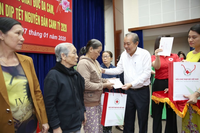 Phó Thủ tướng Trương Hòa Bình tặng quà Tết các gia đình chính sách, hộ nghèo, nạn nhân chất độc da cam và người lao động tỉnh Quảng Nam. Ảnh: VGP