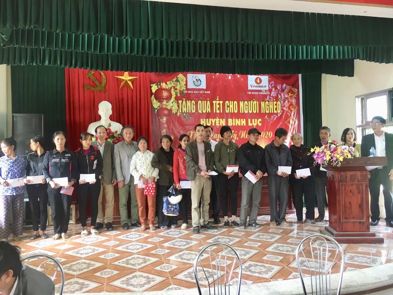 Hy vọng những phần quà Tết sẽ phần nào giúp cho các hộ nghèo trên địa bàn huyện có thêm điều kiện vui Tết, đón Xuân. Ảnh: Bách Nguyễn