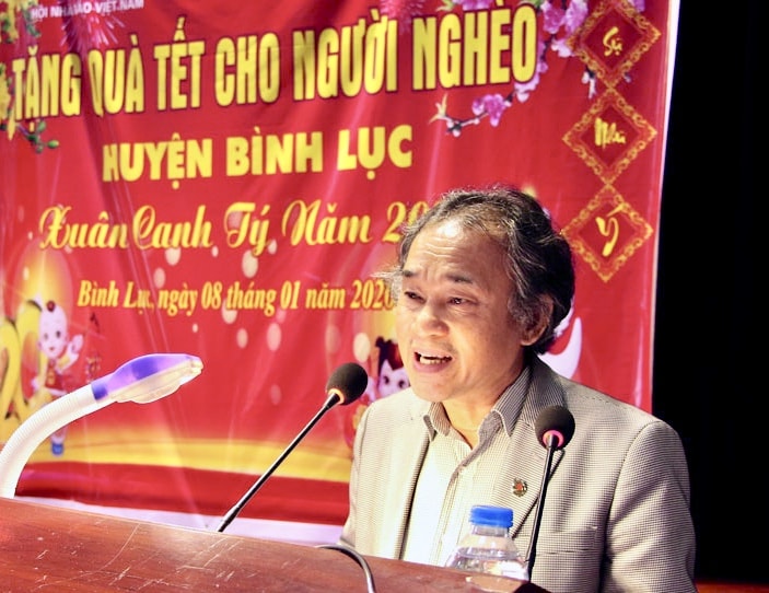 Ông Nguyễn Gia Thụy, Ủy viên Ban Chấp Hành, Chánh Văn phòng Hội Nhà báo Việt Nam phát biểu tại buổi tặng quà tết cho người nghèo huyện Bình Lục. Ảnh: Bách Nguyễn