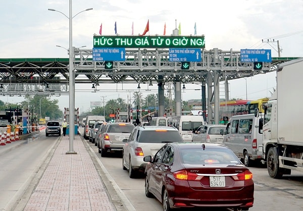 Mở barie để giải tỏa phương tiện khi xảy ra ùn tắc tại các trạm BOT trong dịp Tết 2020 (Ảnh minh họa)