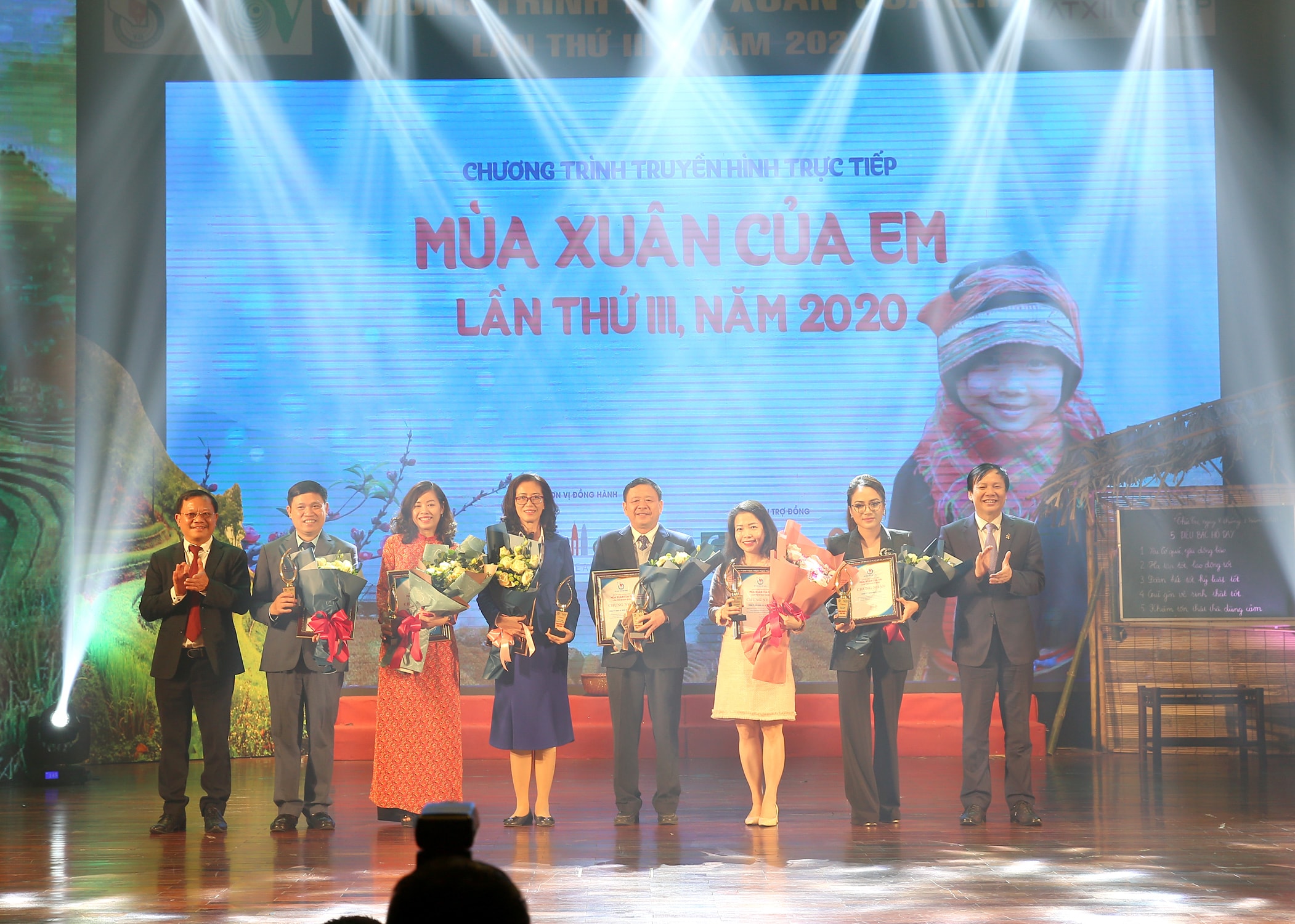 Các đơn vị, nhà tài trợ, đồng hành cùng Chương trình được trao Kỷ niệm chương. Ảnh: Sơn Hải