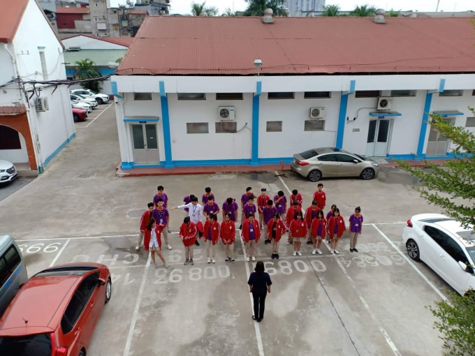 Học sinh Trường THPT Văn Lang đang tập thể dục trong khuôn viên của Công ty CP Dược phẩm Trung Ương I.