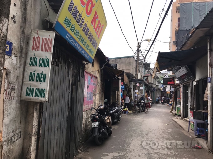 Nhiều gia đình bám mặt ngõ làm nơi mưu sinh, kiếm sống hằng ngày; việc không được bố trí tái định cư tại chỗ khiến các hộ dân không khỏi lo lắng