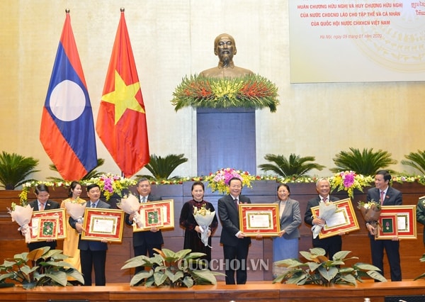 Chủ tịch Quốc hội Lào Pany Yathotou trao Huân chương Tự do tặng các tập thể, cá nhân Quốc hội nước CHXHCN Việt Nam. Ảnh: quochoi.vn
