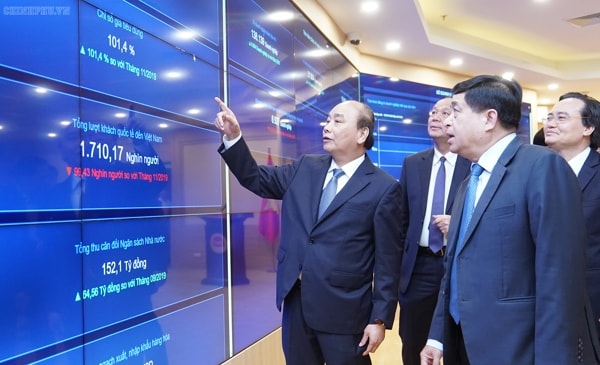 Thủ tướng Nguyễn Xuân Phúc thăm Trung tâm điều hành của Bộ Kế hoạch và Đầu tư. Ảnh: VGP