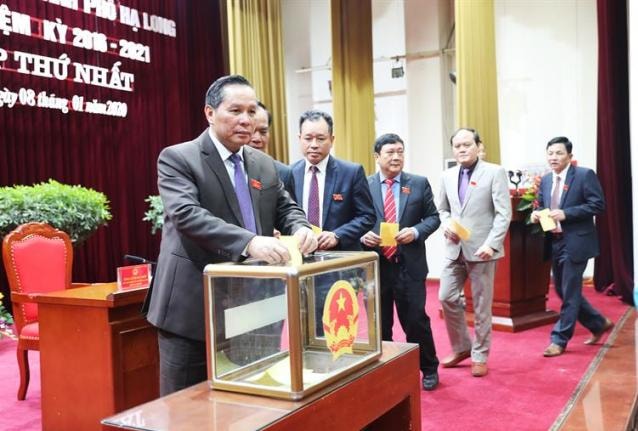 Bỏ phiếu bầu các chức danh chủ chốt TP Hạ Long nhiệm kỳ 2016-2021. Ảnh Đỗ Phương.