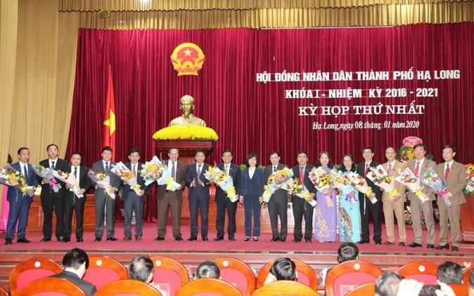 Lãnh đạo tỉnh tặng hoa chúc mừng các đồng chí nhận chức danh chủ chốt mới. Ảnh: Đỗ Phương.