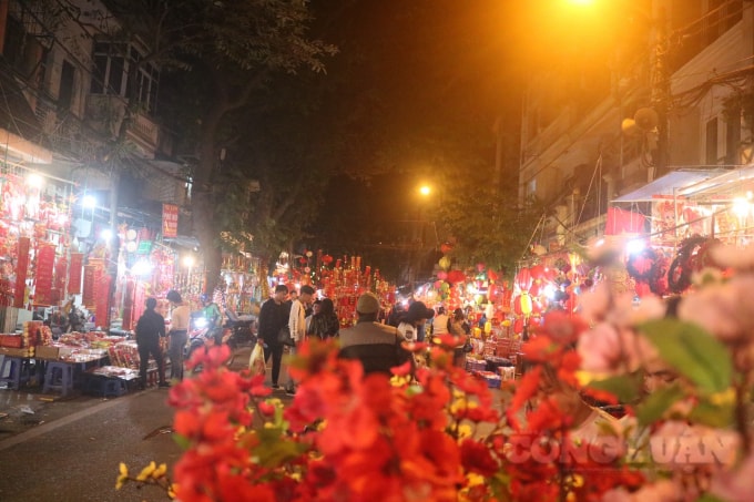 Hà Nội cấm 5 tuyến phố để tổ chức chợ hoa xuân. Ảnh Minh Khang.