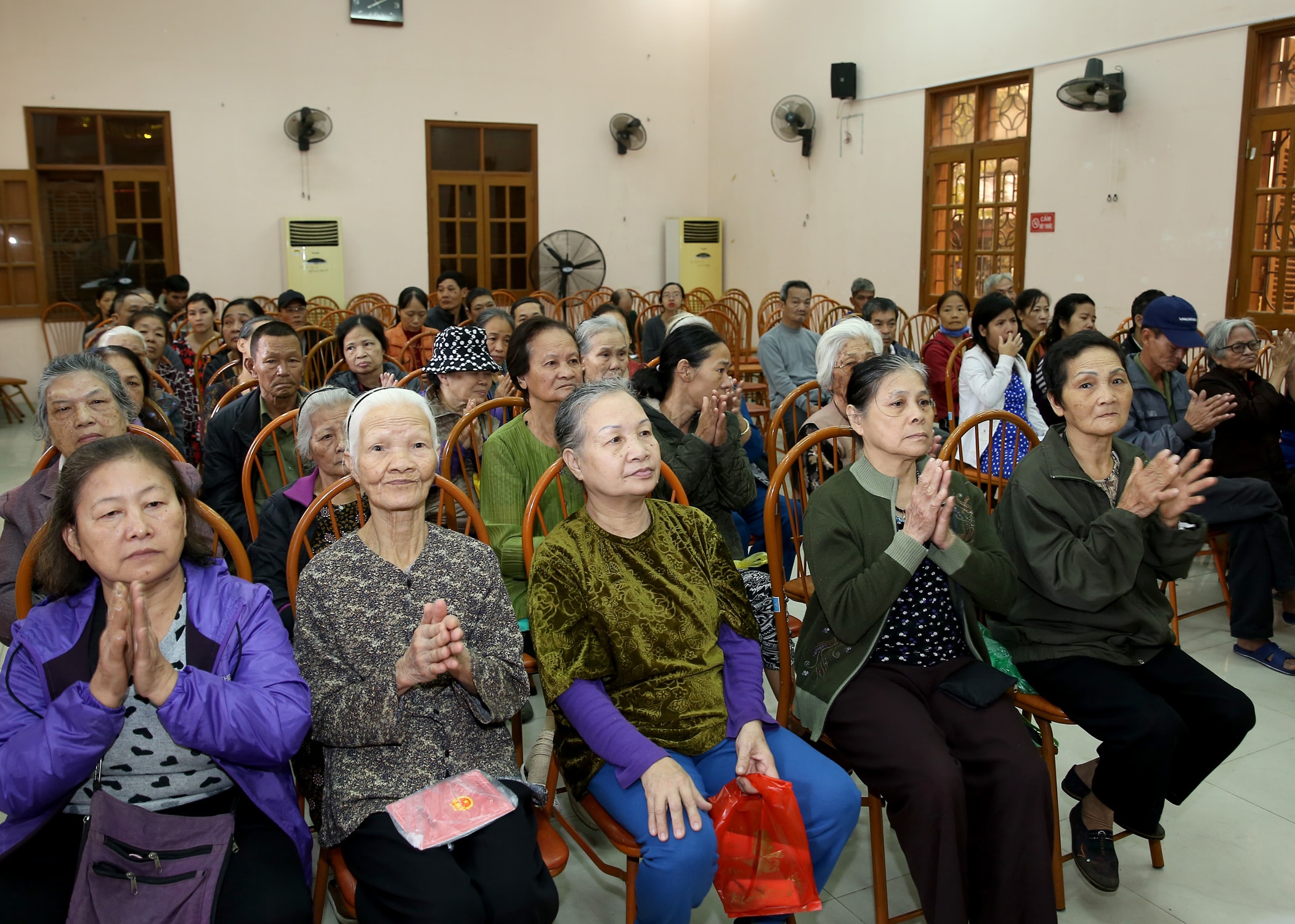 Hy vọng rằng những phần quà thiết thực sẽ phần nào giúp cho người dân nghèo, có hoản cảnh khó khăn sẽ có đón Tết ấm áp hơn. Ảnh: Sơn Hải