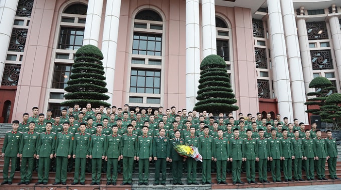 Đại tướng Ngô Xuân Lịch và Trung tướng Phùng Sĩ Tấn chụp ảnh chung với các chiến sĩ Lữ đoàn 144. Ảnh: BQP.