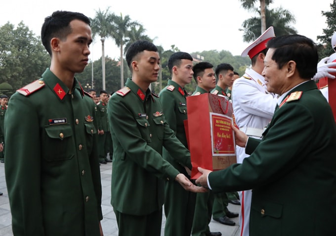 Đại tướng Ngô Xuân Lịch trao quà tặng các chiến sĩ Lữ đoàn 144 hoàn thành nghĩa vụ quân sự. Ảnh: BQP.