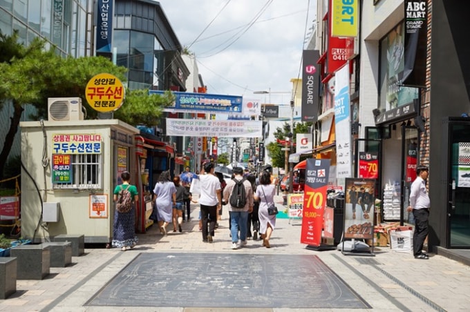 Du khách tò mò về lịch sử của Cheongju chắc chắn sẽ không thể bỏ lỡ trải nghiệm đi bộ trên đại lộ Seogan-gil.