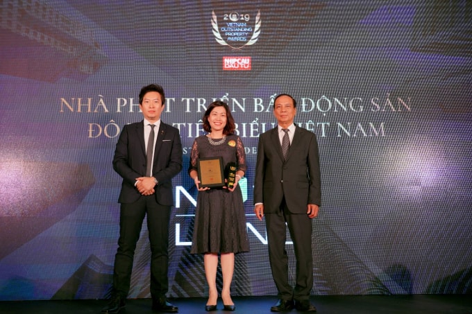 Đại diện Tập đoàn Novaland nhận giải thưởng Nhà phát triển bất động sản đô thị tiêu biểu Việt Nam 2019.
