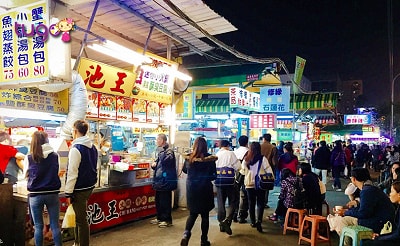 Chợ đêm Thụy Phong bày bán rất nhiều món ăn đường phố hấp dẫn.