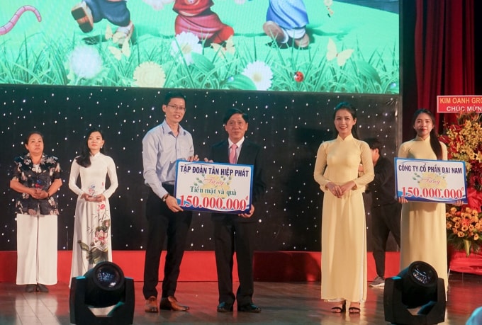 Đại diện Tập đoàn Tân Hiệp Phát trao tượng trưng ủng hộ cho Quỹ BTTE tỉnh Bình Dương.