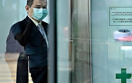 Vi rút ở thành phố Vũ Hán có thể gây bệnh nặng ở một số bệnh nhân và chưa dễ dàng lây truyền từ người sang người. Ảnh TL.