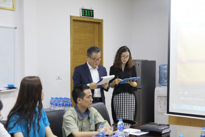 Ông Jung Gun Soo – Phó TGĐ Daewoo Bus Việt Nam trao đổi thông tin về hai dòng xe G8 và G12. Ảnh: Thuỷ Tiên