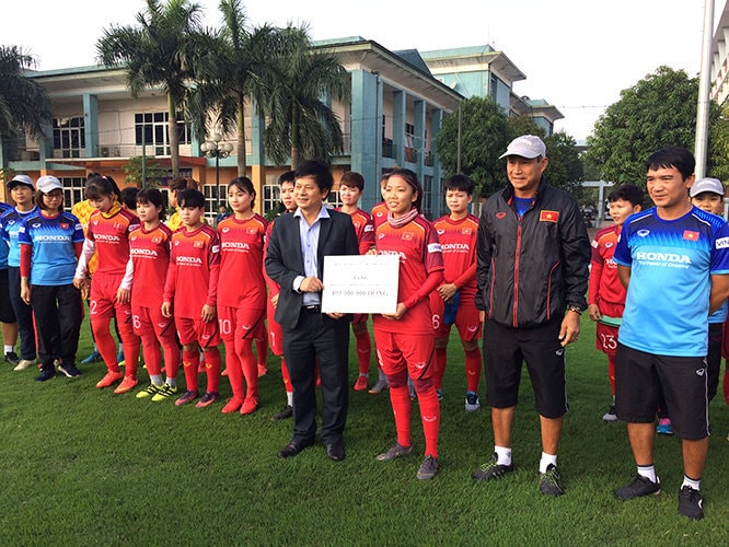 Nhà báo Trần Trọng Dũng chụp ảnh lưu niệm cùng đội trưởng bóng đá nữ Huỳnh Như. Ảnh: Tuấn Hữu