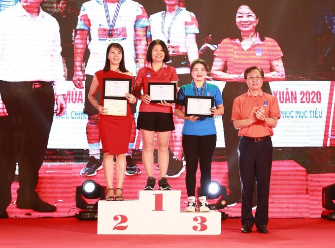 Trao giải cho các nữ VĐV đạt thành tích cao ở cự ly 10km.