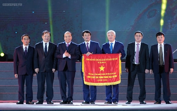 Thủ tướng Chính phủ Nguyễn Xuân Phúc trao tặng Cờ Thi đua Chính phủ cho Tổng công ty Xi măng Việt Nam. Ảnh: VGP