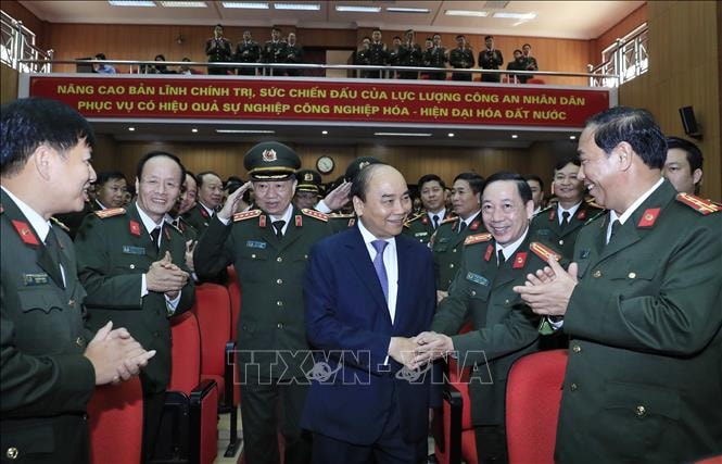 Thủ tướng Nguyễn Xuân Phúc với cán bộ, sỹ quan chỉ huy Bộ Tư lệnh Cảnh vệ. Ảnh: TTXVN