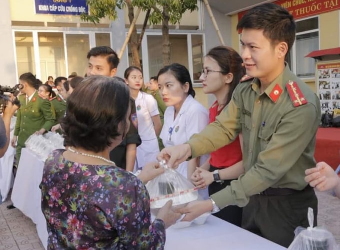 Những suất cơm ấm áp nghĩa tình giúp người bệnh vơi đi gánh nặng trong những chuỗi ngày chống chọi với bệnh tật.