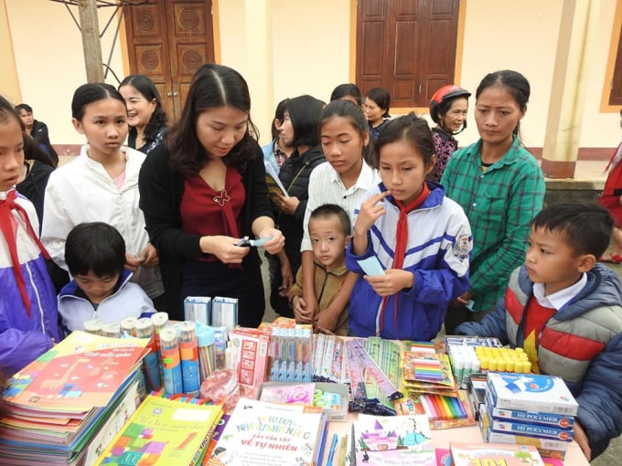 Các em học sinh có hoàn cảnh khó khăn được phát cho sách vở mới tinh tươm và đồ dùng học tập