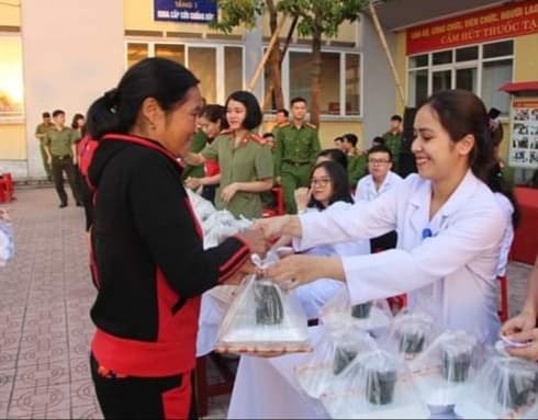 Những suất cơm nhân ái được phát miễn phí cho bệnh nhân và người nhà