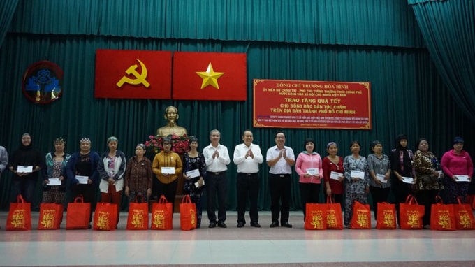 Hàng trăm phần quà Tết đã được trao đến đồng bào Chăm.