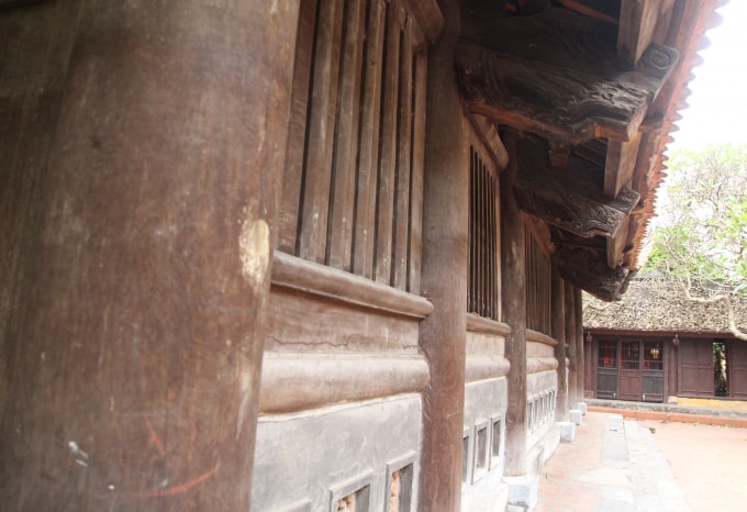 Bộ khung cột kiên cố xung quanh gian chính của đình. Ảnh: Thủy Tiên