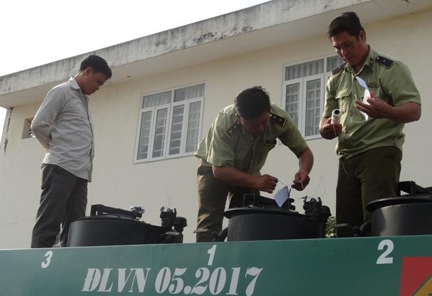 Lực lượng chức năng kiểm tra số hàng hóa vi phạm. (Ảnh: Tổng cục QLTT)