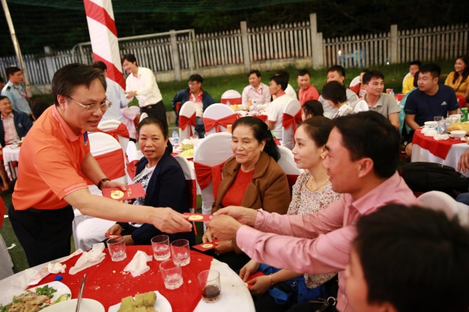 Tổng Giám đốc Bùi Minh Tiến lì xì Tết cho người lao động.