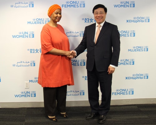Phó Thủ tướng Phạm Bình Minh và Giám đốc Chấp hành Cơ quan Phụ nữ LHQ Phumzile Mlambo-Ngcuka. Ảnh: BNG