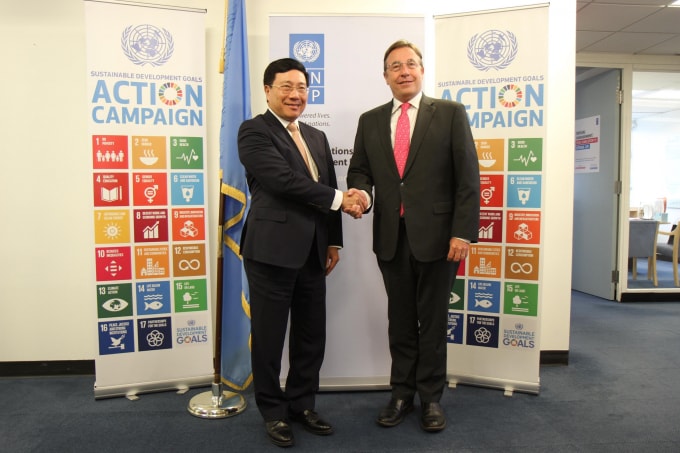 Phó Thủ tướng Phạm Bình Minh và Tổng Giám đốc Chương trình Phát triển LHQ Achim Steiner. Ảnh: BNG