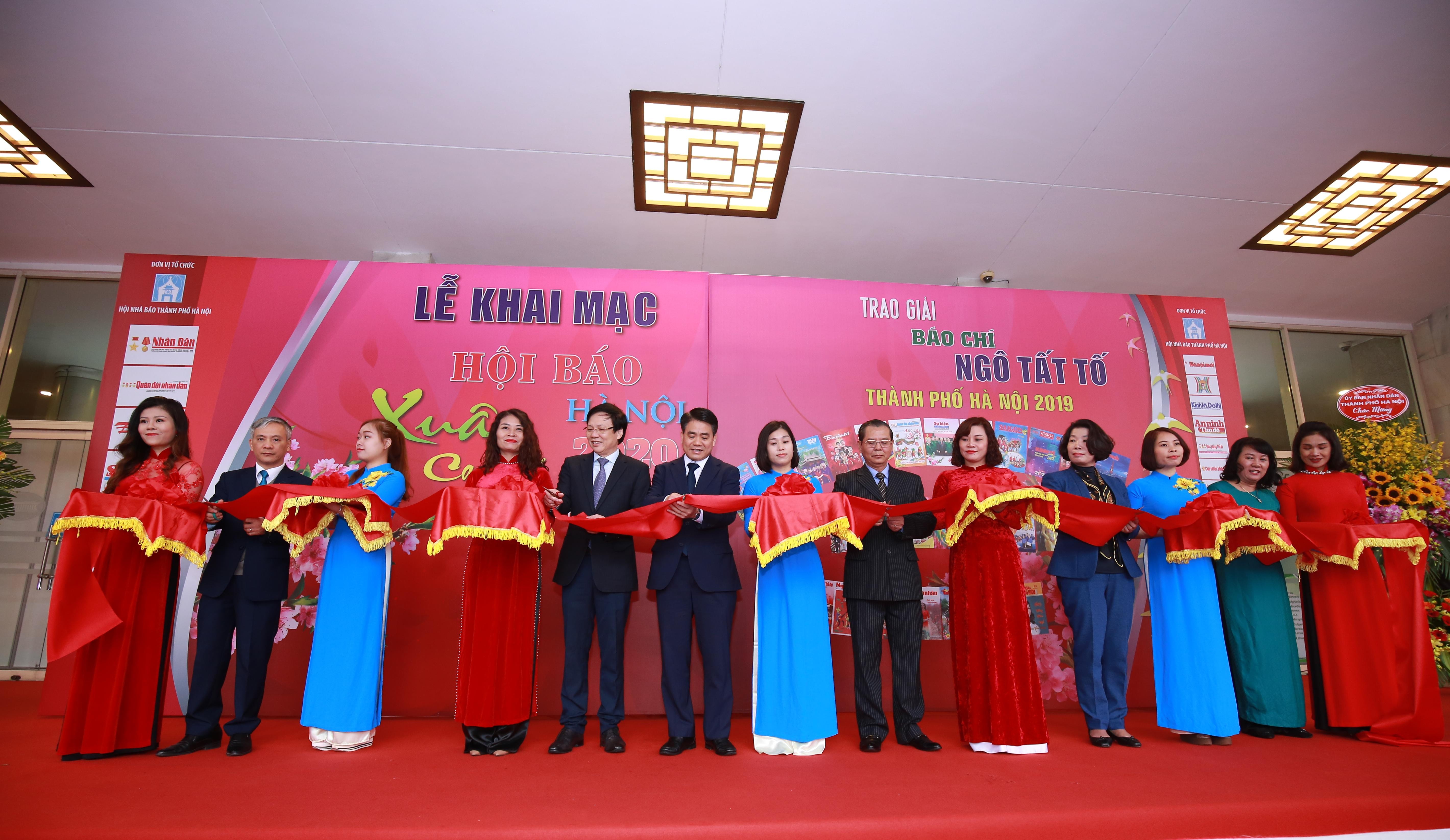 Các đại biểu tham dự cắt băng khai mạc Hội báo.