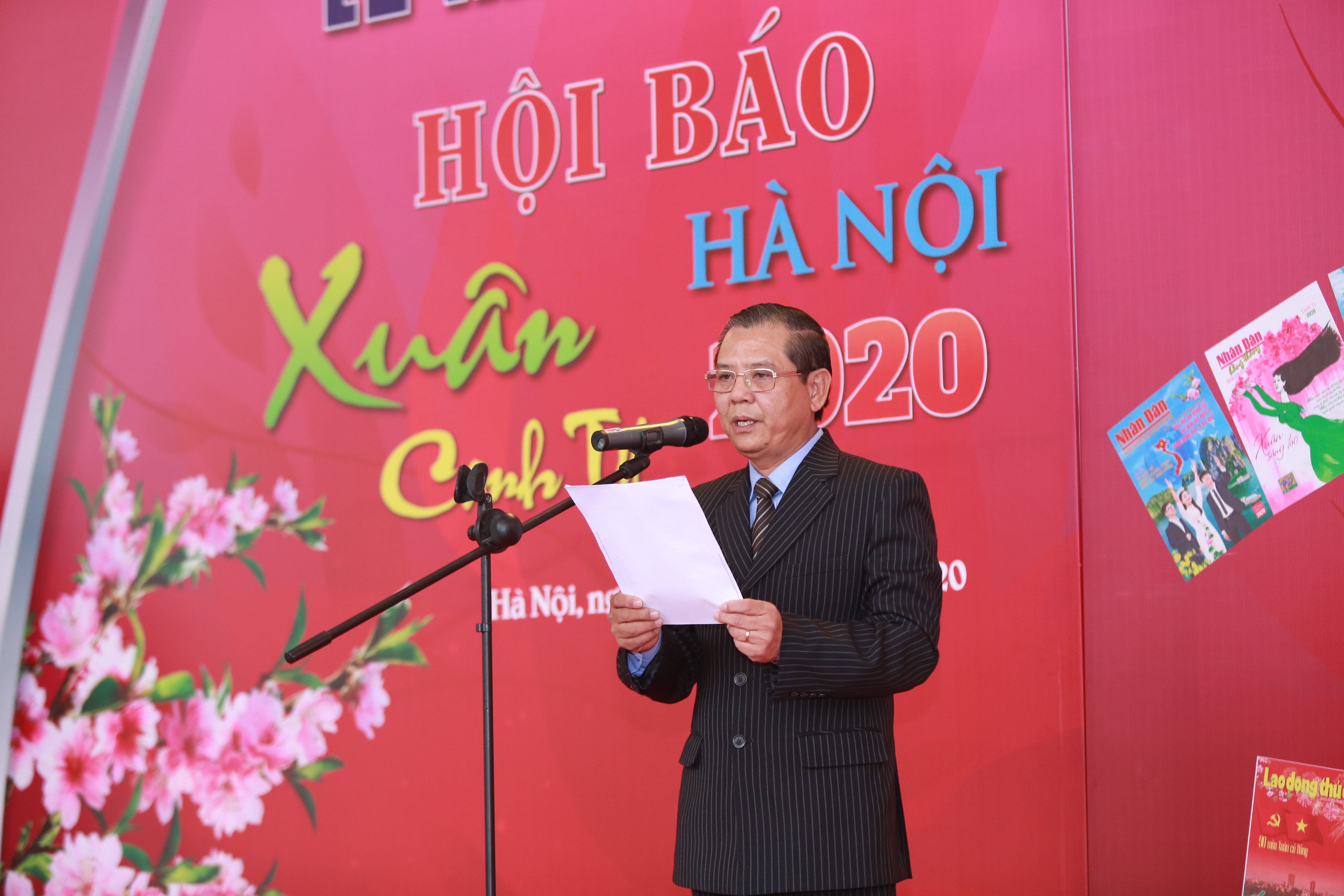 Đồng chí Tô Quang Phán, Thành Ủy viên, Ủy viên Ban Thường vụ Hội Nhà báo Việt Nam, Chủ tịch Hội Nhà báo Thành phố Hà Nội, Tổng giám đốc, Tổng Biên tập Đài Phát thanh-Truyền hình Hà Nội phát biểu khai mạc Hội báo.