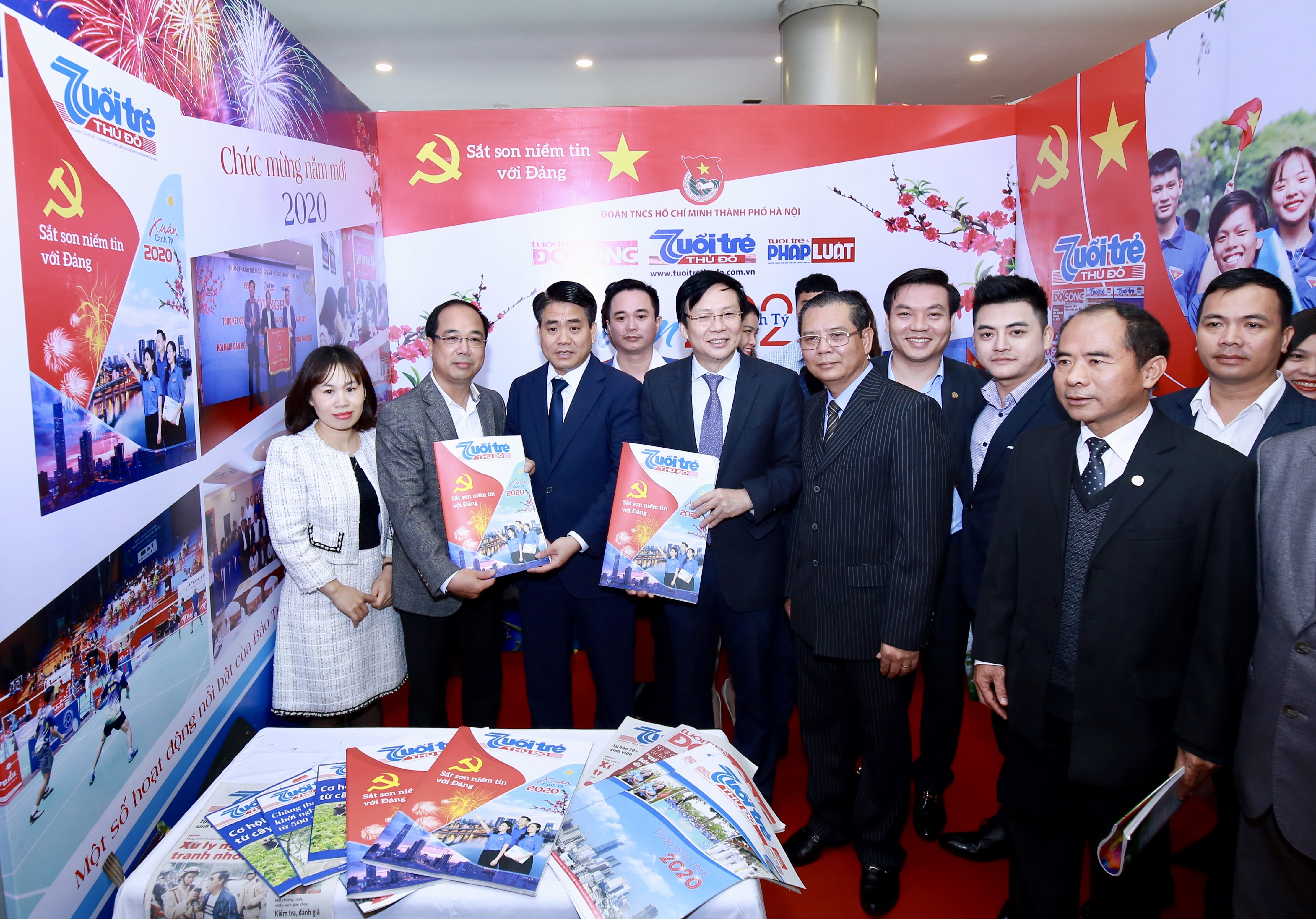 Các ấn phẩm đặc biệt trong Hội báo được giới báo chí đánh giá cao cũng như thu hút được đông đảo bạn đọc ( Ảnh chụp tại gian trưng bày của báo Tuổi trẻ thủ đô)