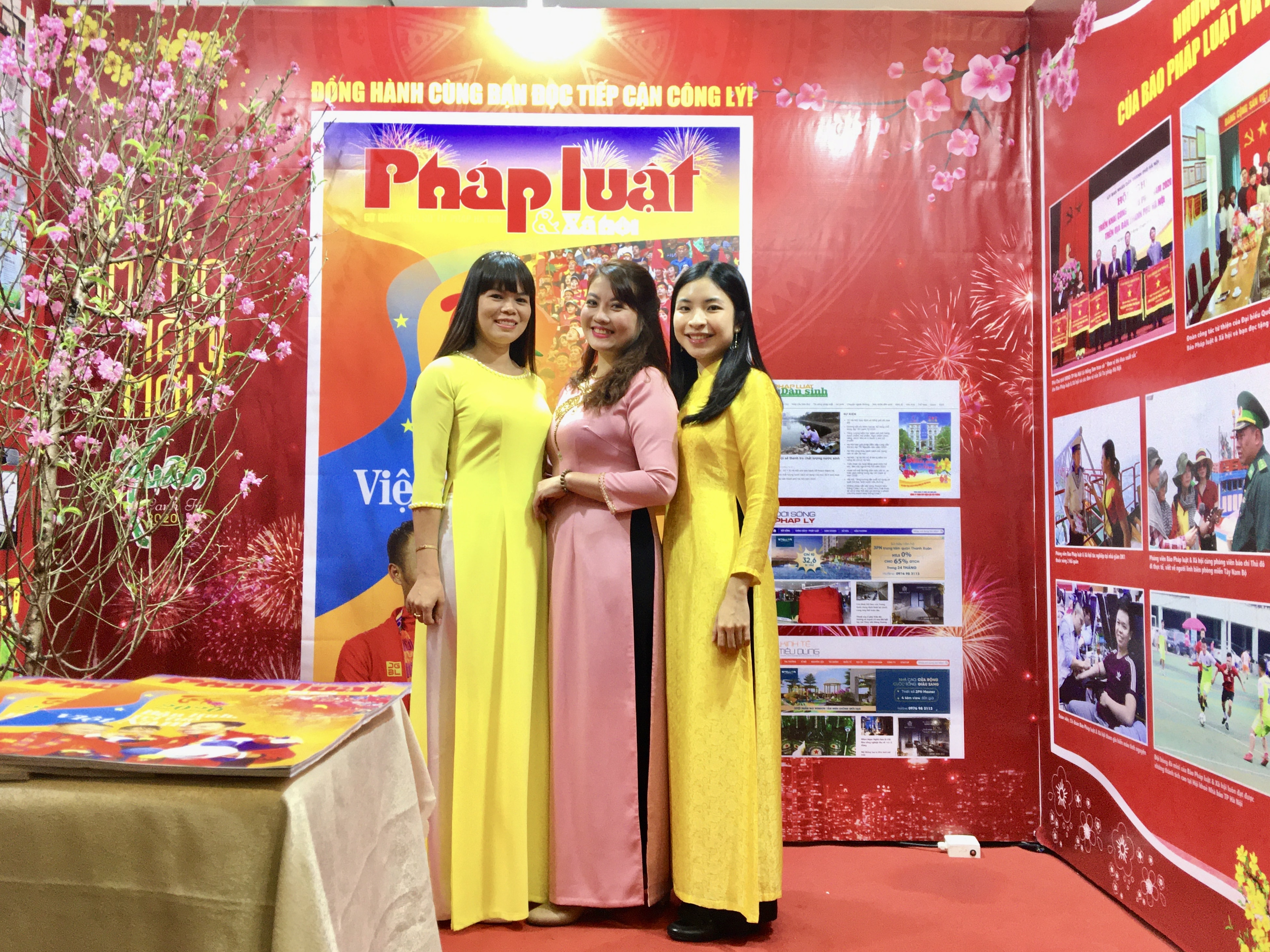 Các gian trưng bày được trang trí bắt mắt với các ấn phẩm đặc biệt thu hút đông đảo người xem.