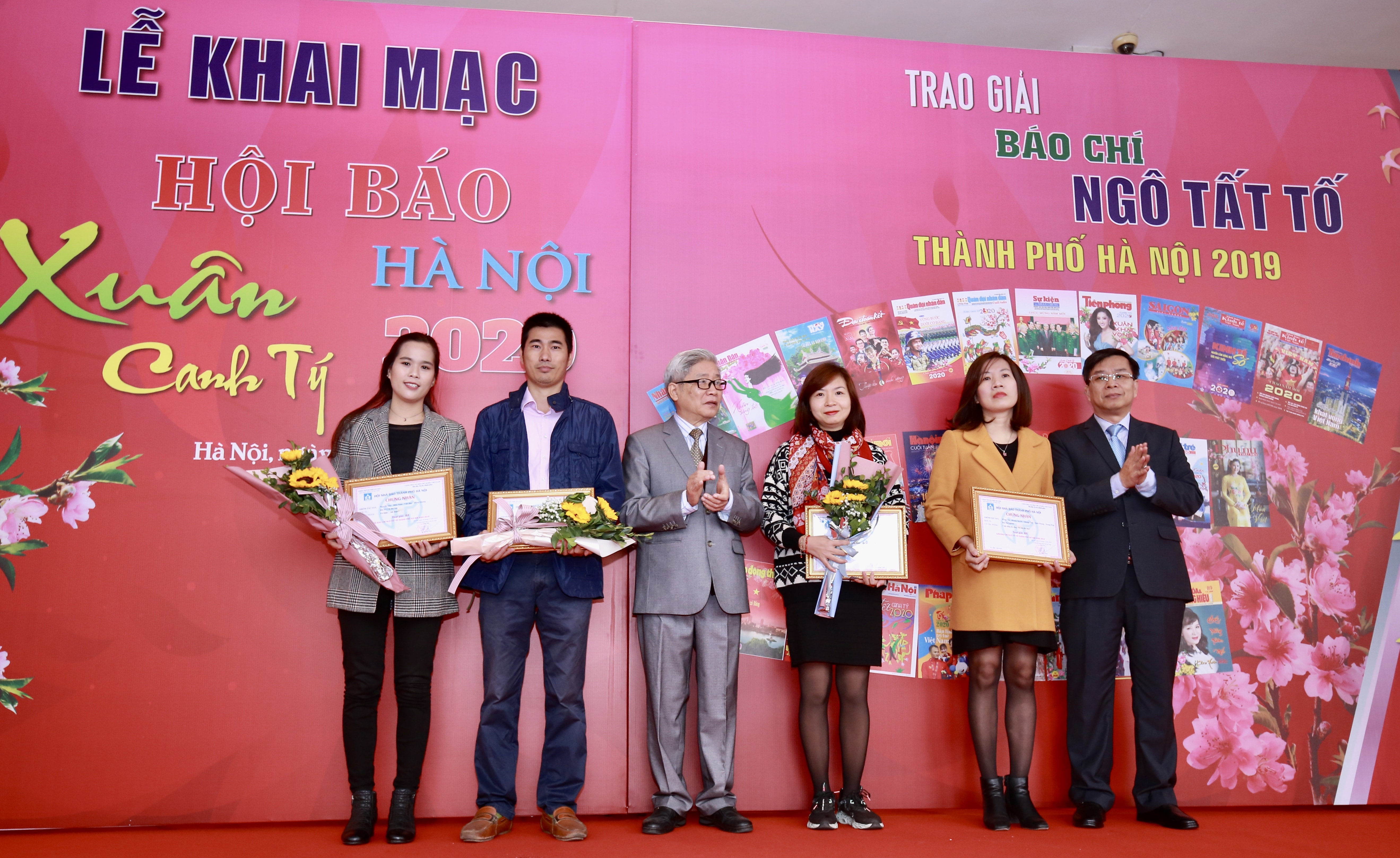 Các tác giả, nhóm tác giả được trao giải Ba. Ảnh: Hoàng Huy