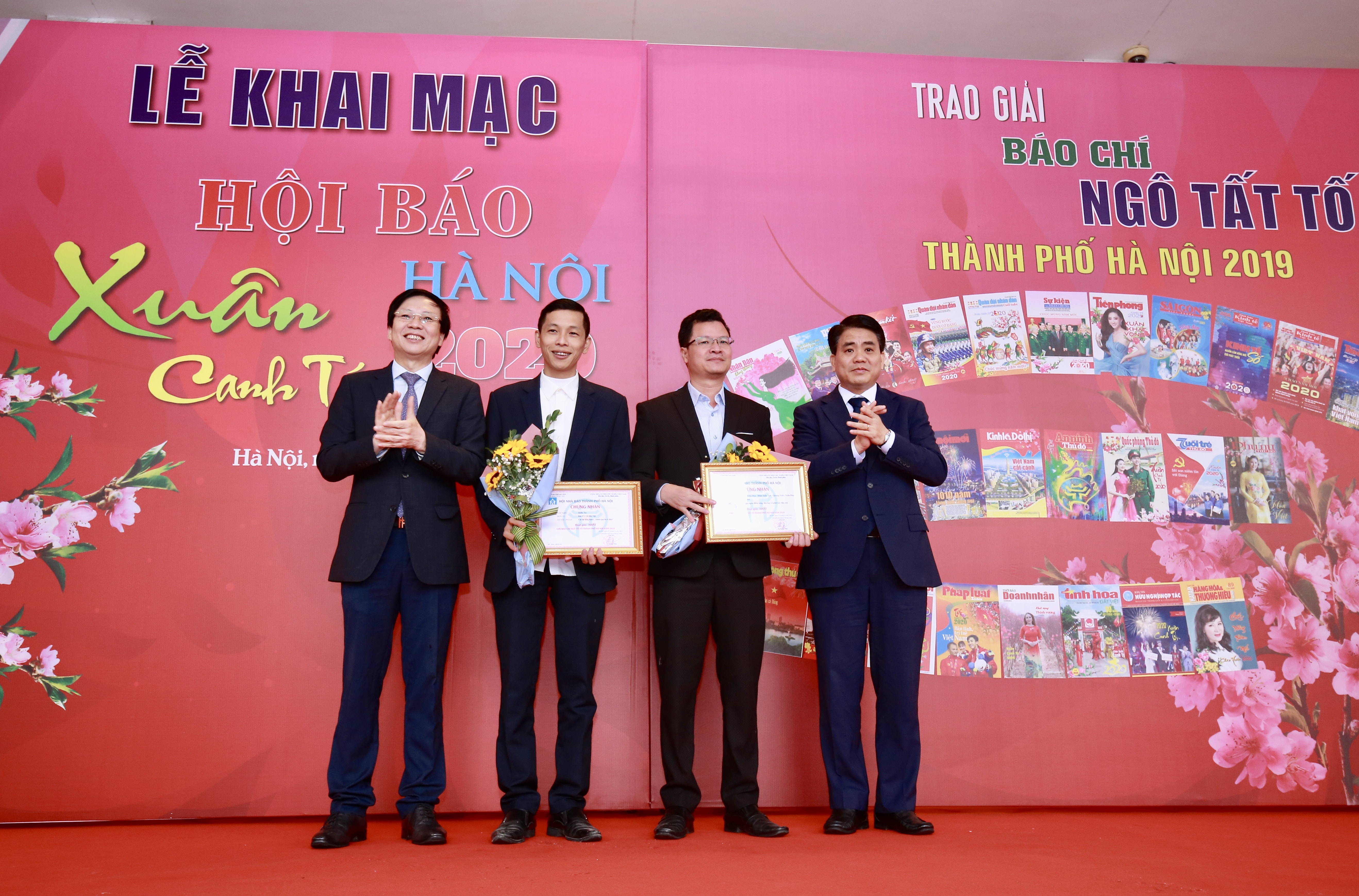 Các tác giả, nhóm tác giả được trao giải Nhất. Ảnh: Hoàng Huy