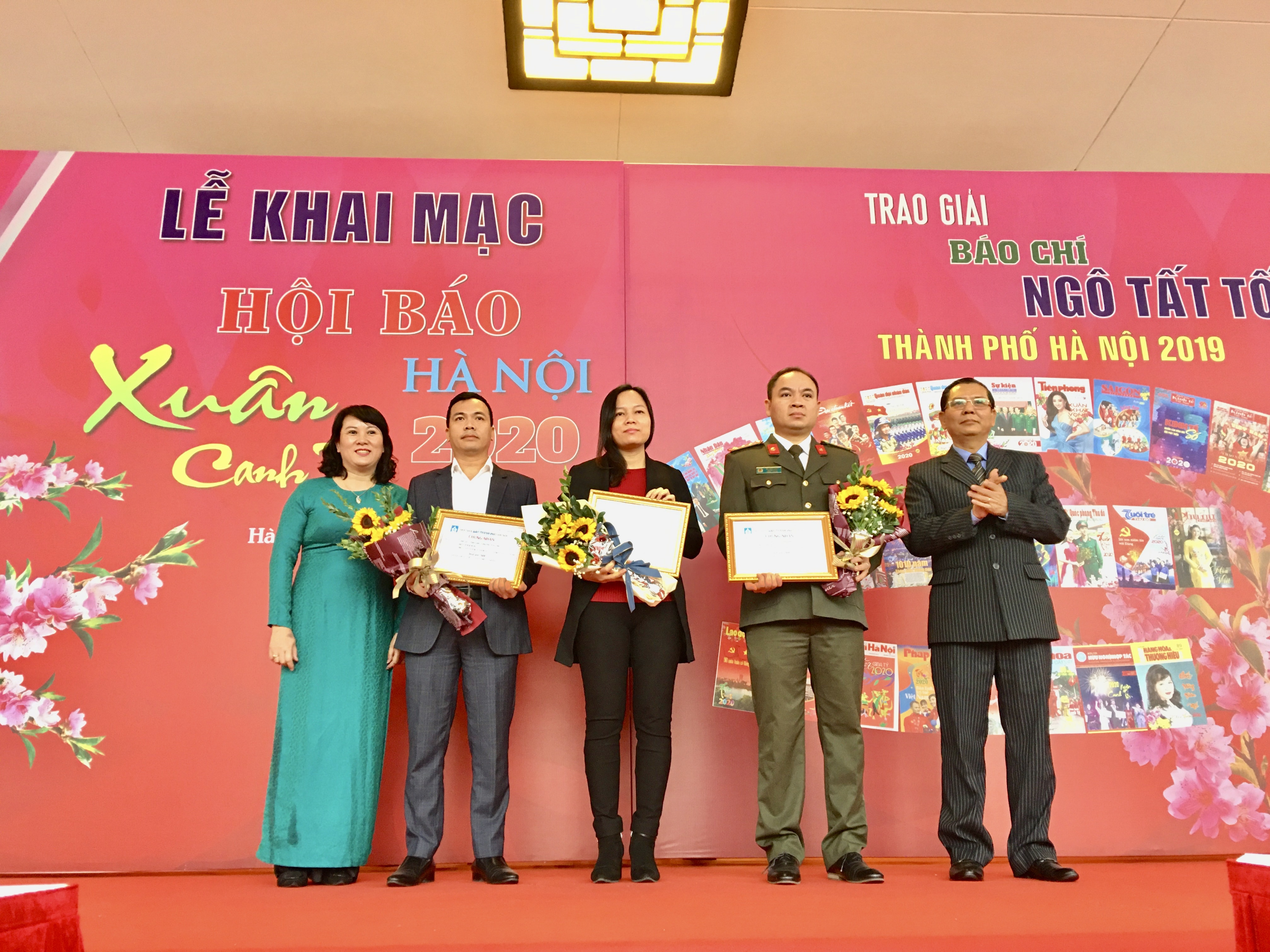 Các tác giả, nhóm tác giả được trao giải Nhì. Ảnh: Hoàng Huy