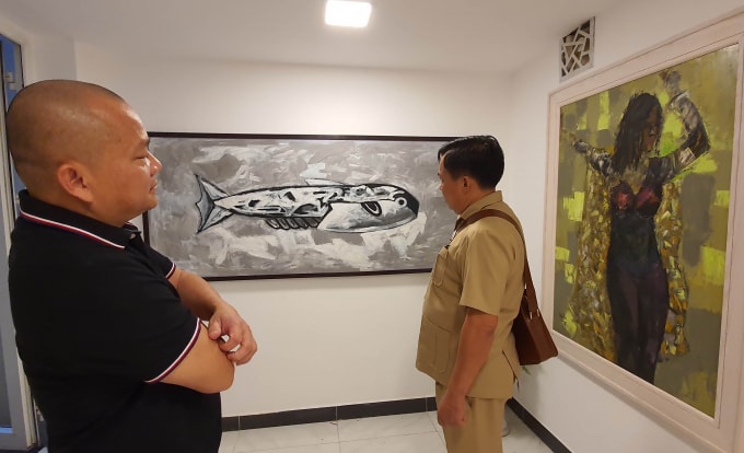 Triễn lãm cũng thu hút các nhà sưu tập tranh đến tìm hiểu. Ảnh: CK