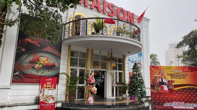 Tầng 1 được làm nhà hàng Maison và liên tục tổ chức các sự kiện, tiệc bia gây ồn ào không gian khiến người dân bức xúc