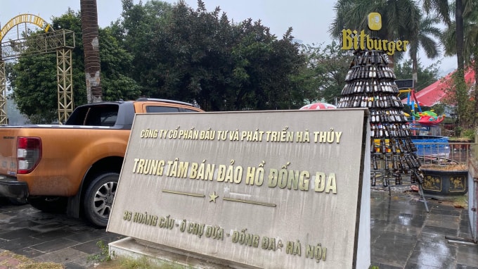 Biển hiệu Công ty Cổ phần đầu tư và phát triển Hà Thủy được đặt trước khu vui chơi dành cho người dân