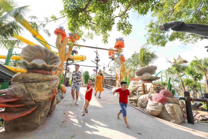 Aquatopia Water Park là điểm vui chơi lý tưởng cho cả gia đình.