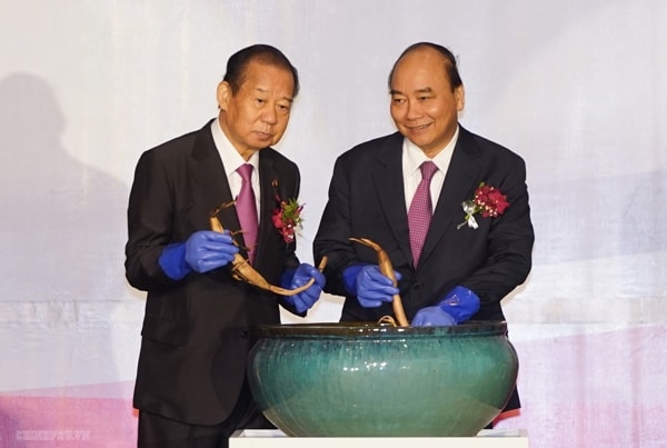 Thủ tướng Nguyễn Xuân Phúc, ông Nikai Toshiro - Tổng thư ký đảng Dân chủ Tự do Nhật Bản thực hiện nghi thức trồng sen Oga. Ảnh: VGP